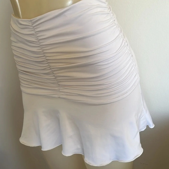 White mini skirt size Small great condition like new - Picture 3 of 4